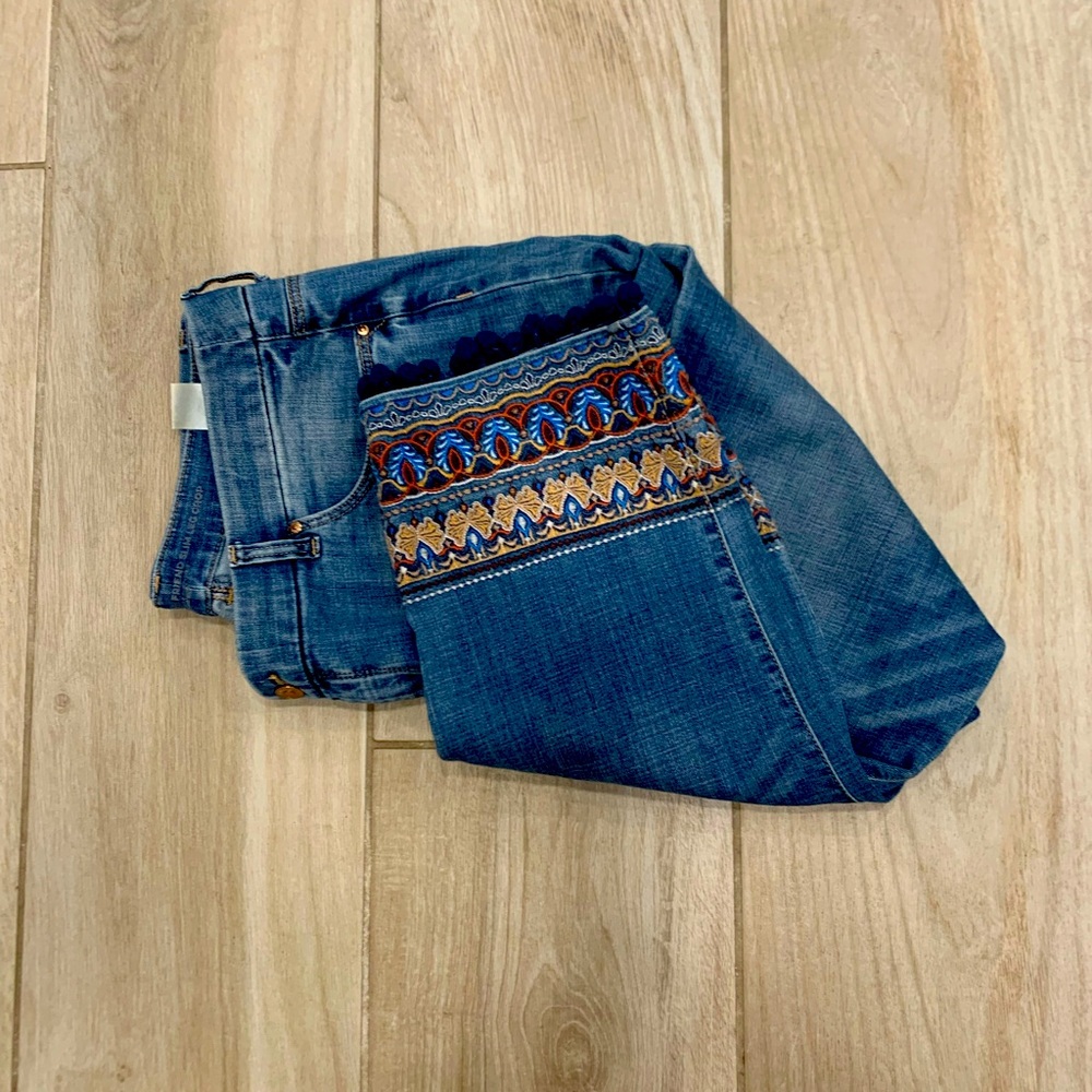 Chico’s slim leg crop Size 3 with decorative trim.